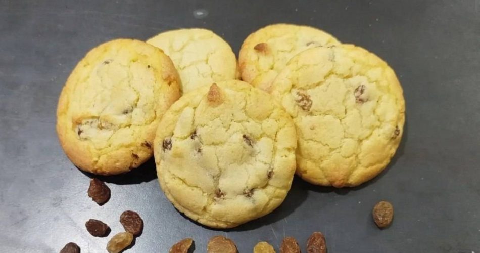 طرز تهیه شیرینی کشمشی خانگی؛ ترد و خوشمزه 1 2147483648 210282